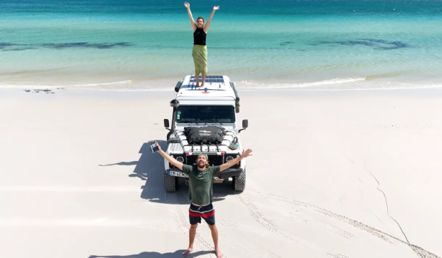 Povestea tinerilor care s-au mutat într-un Land Rover și au pornit într-o călătorie de 160.000 km: „Banii au început să vină”