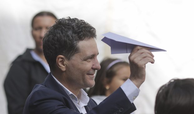 Patrioții fără cratimă, bâlciul și conservele