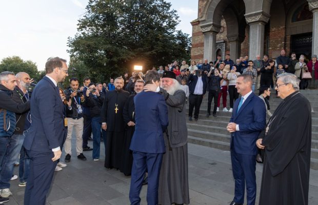 Scoateți politica din Biserică și Biserica din politică!