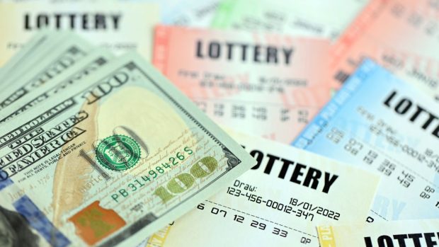 Un bărbat a găsit un bilet câștigător la Loto, l-a returnat, apoi a câștigat 586.000 de dolari