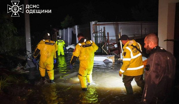 Furtună devastatoare în regiunea Odesa din Ucraina: 9 morți, case inundate, circulație oprită pe mai multe șosele și mașini luate pe sus de ape