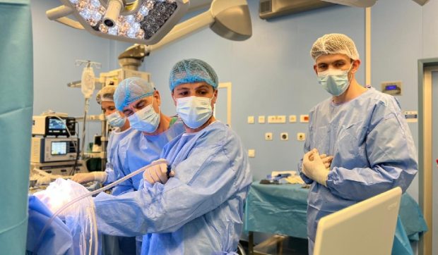 Bariton la Filarmonica din Cluj, trezit în timp ce era operat pe creier de prietenul său pentru a cânta operă