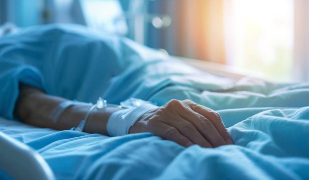 Asistent medical, în arest la domiciliu după ce a bătut o pacientă internată la Spitalul de Psihiatrie Bălăceanca