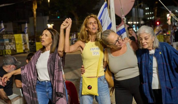 Israelul și Hamas au convenit asupra primei faze a planului de încetare a focului în Gaza. Familiile ostaticilor și palestinienii au sărbătorit în stradă | VIDEO