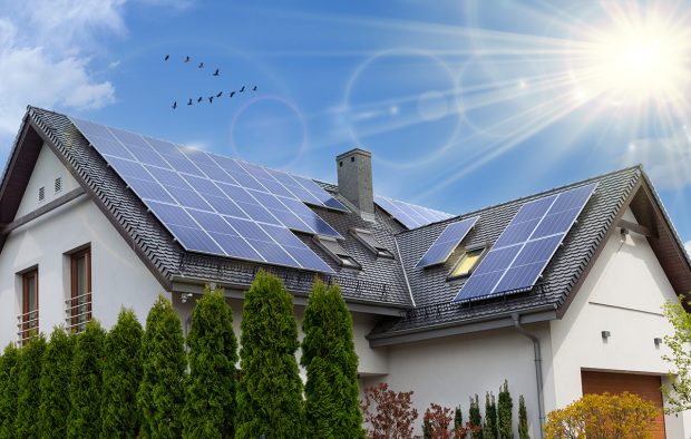 Cum se dimensionează un sistem de panouri fotovoltaice pentru locuință. Ghid pentru factură zero la electricitate