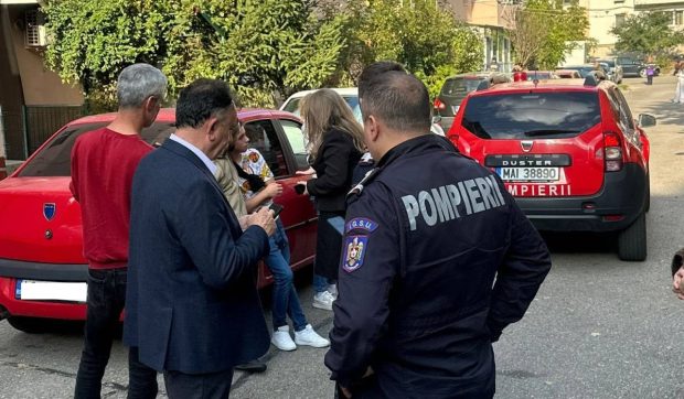 Peste 600 de persoane au fost evacuate dintr-un bloc și o școală din Mioveni, după ce a fost semnalat un miros puternic de gaz