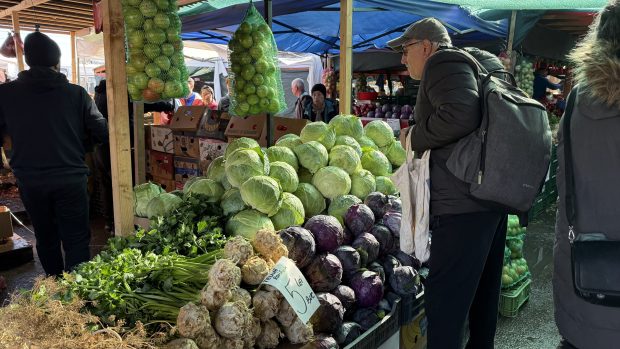 Murăturile din Piața Obor s-au scumpit mai mult decât carnea. „Cum să coste hreanul atât?! Rasolul de porc e la 14 lei în hală, am înnebunit?!”