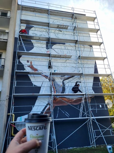 Pictură murală cu Nadia Comăneci, în orașul ei natal: „10 pentru Onești”