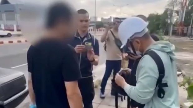 Măriri de organ sexual masculin efectuate de un fals medic într-o mașină din Bangkok. Cât cerea pentru operație