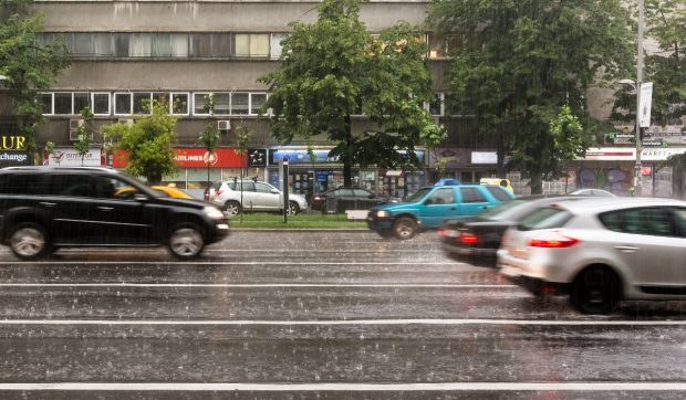 Numărul de telefon gratuit la care oamenii din București pot suna la Primărie dacă au probleme din cauza fenomenelor meteo extreme