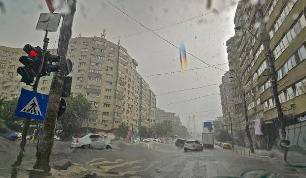 Șoferii din București se bucură de codul roșu de ploi: „Zici că a venit Crăciunul mai devreme!”