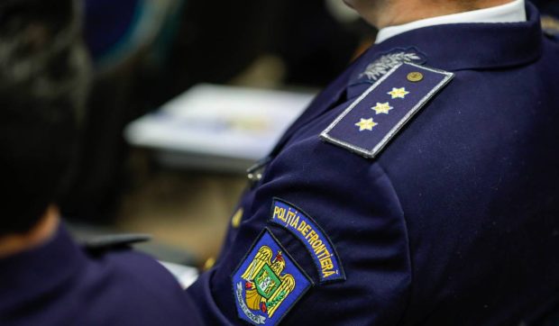 Trei polițiști de frontieră de pe aeroportul din Cluj-Napoca, acuzați că au lăsat doi cetățeni nigerieni să intre ilegal în România