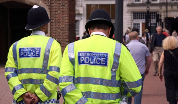 Polițiști cu glume misogine și declarații rasiste, filmați de un reporter sub acoperire, în Londra: „Sunt niște gunoaie” | VIDEO