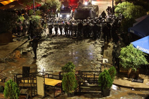 Poliția din Georgia a folosit tunuri cu apă împotriva protestatarilor care au vrut să intre cu forța în palatul prezidențial