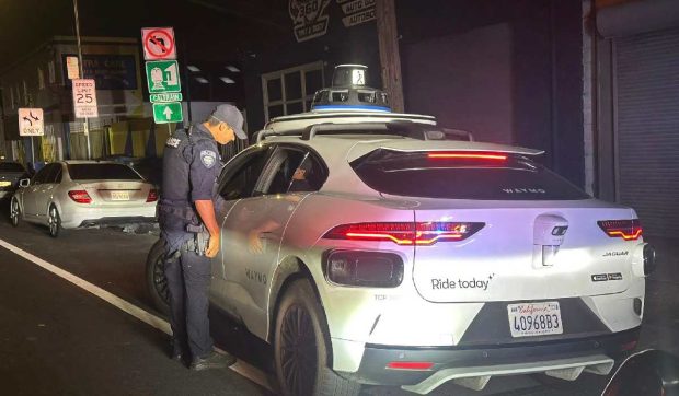 Polițiști puși în dificultate de o mașină fără șofer: „Registrele noastre de amenzi nu au o căsuță pentru «robot»”