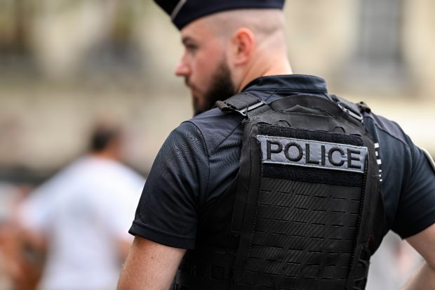 Au aruncat 5000 de euro pe fereastră, către două femei, și s-au trezit cu poliția în apartament: caz bizar la Lyon