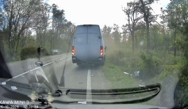 O dubă a vrut să depășească un TIR și a lovit grav o altă dubă, chiar în fața unui polițist. Ce a făcut agentul aflat în timpul liber VIDEO