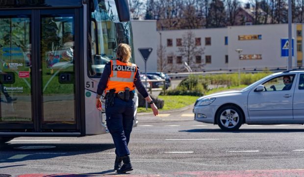 O româncă de 29 de ani, prinsă drogată și băută la volan, a agresat doi polițiști în Elveția, ajungând la spital