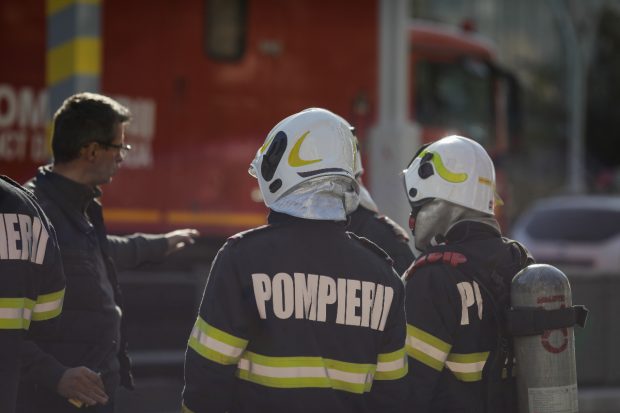 Incendiu la subsolul unui bloc din București: 10 autospeciale ale pompierilor intervin. A fost emis și mesaj RO-Alert