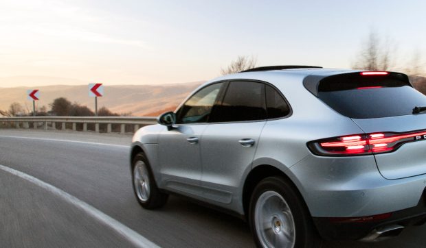 Mecanic prins cu 230 km/h la volanul Porsche-ului unei cliente, în timp ce mergea la cumpărături: permis suspendat și mașina confiscată