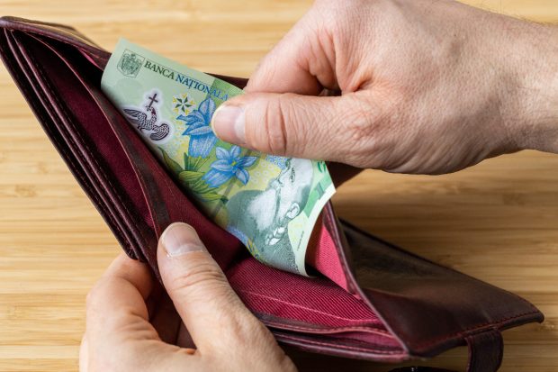 O sută de oameni din Galați au pensii calculate de un leu