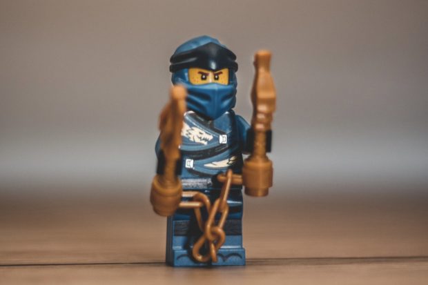 Poți să termini acest set LEGO Ninjago înainte ca micuțul tău ninja să adoarmă? Provocare acceptată!