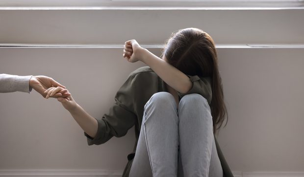 Ghid pentru părinți: Cum pot gestiona situațiile în care află că adolescenții lor consumă droguri