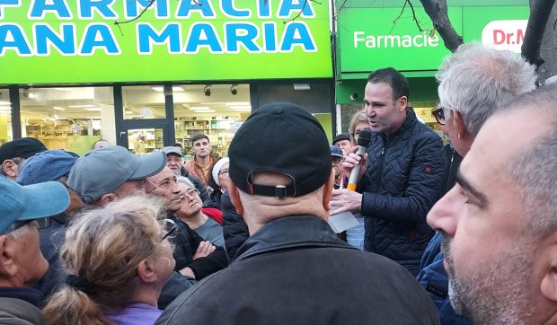 Primarul Robert Negoiță s-a văzut cu cetățenii în Piața Titan. O întâlnire de 30 de minute, hilară și inutilă