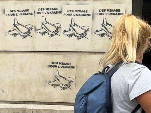 Patru cetățeni din Republica Moldova, judecați la Paris pentru graffiti cu sicrie legate de războiul din Ucraina: „Au demoralizat armata franceză”