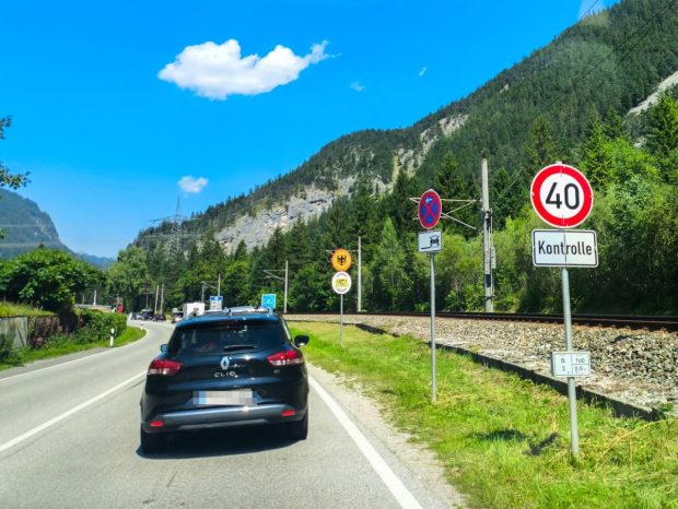 Un șofer a depășit cu 8 km/h limita de viteză, nu a plătit amenda, iar acum șeful lui poate ajunge la închisoare