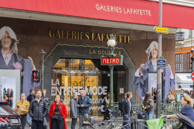Scandal în Franța, după ce gigantul online chinez Shein deschide primele magazine fizice în inima Parisului. „Galeriile Lafayette vor împiedica punerea în aplicare a acestei decizii”