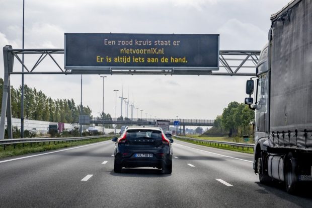 Șoferul de TIR care a ucis un român angajat să repare autostrada, în Belgia, vrea să scape nepedepsit