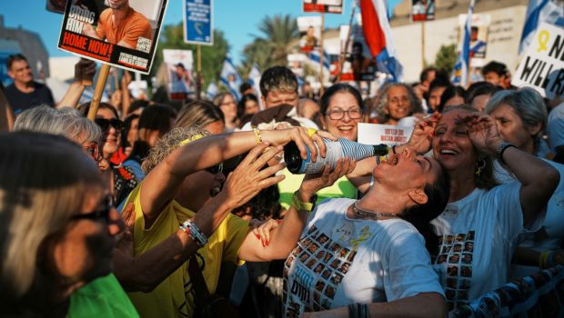 Primii 7 ostatici israelieni au fost eliberați de Hamas în cadrul acordului de pace din Gaza / 2.000 de prizonieri palestinieni în schimbul a 20 de ostatici: printre ei, criminali condamnați pentru atacuri sângeroase