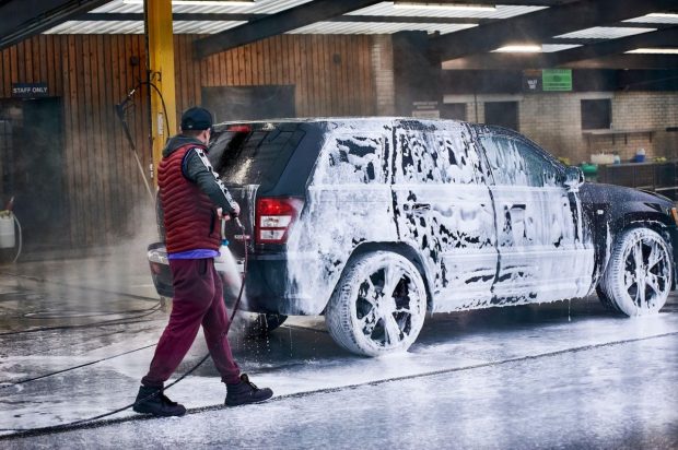 Un mecanic auto a dezvăluit ce să nu speli niciodată când duci mașina la spălătorie: „De ce îți pasă dacă e murdar?”