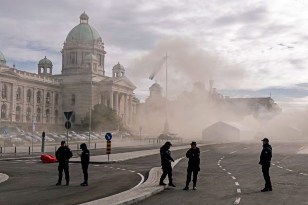 Focuri de armă în fața Parlamentului din Serbia: atacatorul care a rănit o persoană și a cauzat un incendiu a fost arestat