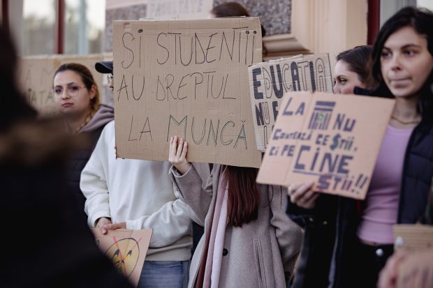 VIDEO Studenții de la Universitatea Transilvania Brașov protestează în stradă și cer dreptul la muncă: „Nu studiem pe burta goală!”