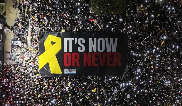 Protest masiv la Tel Aviv: 120.000 de oameni au cerut eliberarea ostaticilor din Gaza: „Acum ori niciodată”