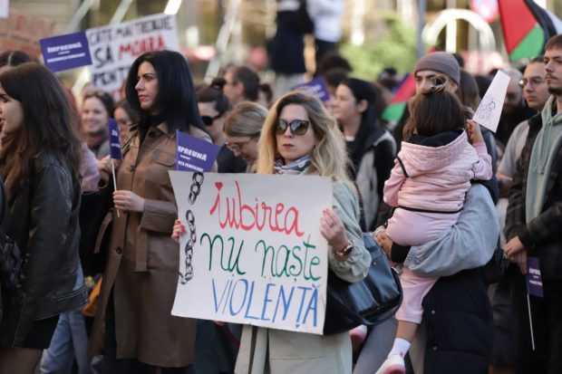 Mii de români cer măsuri împotriva violenței asupra femeilor la București și în alte orașe mari din țară: „Iubirea nu naște violență”