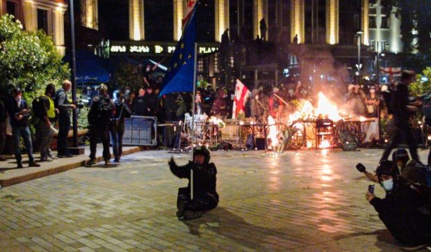 Proteste uriașe în Georgia: polițiștii au folosit tancuri cu apă și spray cu piper împotriva manifestanților care au vrut să ia cu asalt palatul prezidențial din Tbilisi