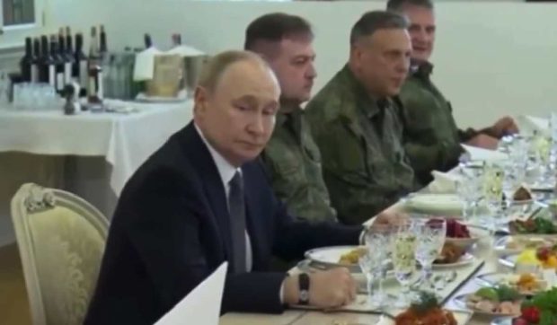 Toată lumea se uita la farfuria președintelui Vladimir Putin. Imagini surprinzătoare de la ziua liderului rus