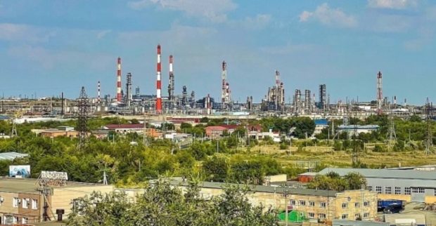 Ucrainenii au lovit una dintre cele mai importante rafinării din Rusia, situată la 1.400 de kilometri de front. Cozi și panică la benzinăriile din oraș