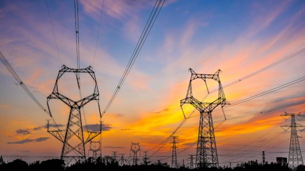 De ce costă mult energia în România, deși avem producție bună. AEI: „Vindem ieftin în Bulgaria și o reimportăm de 7 ori mai scump. Nu contează cât produci”
