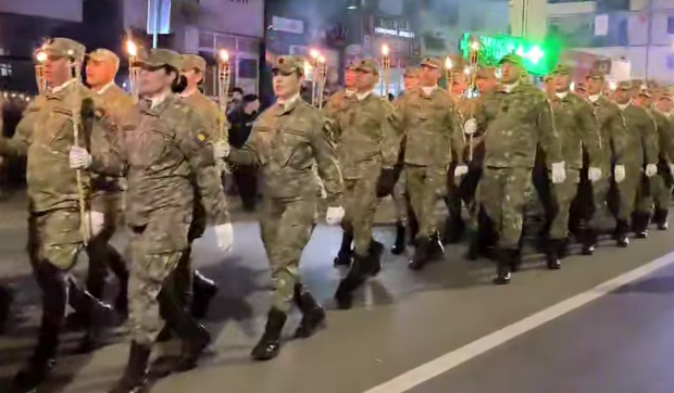 Retragerea cu torţe a militarilor din Buzău, moment spectaculos la finalul Zilei Armatei Române