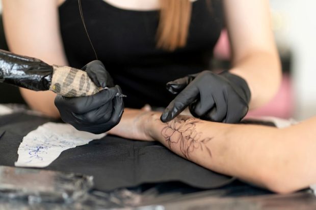 La ce riscuri te expui când îţi faci un tatuaj
