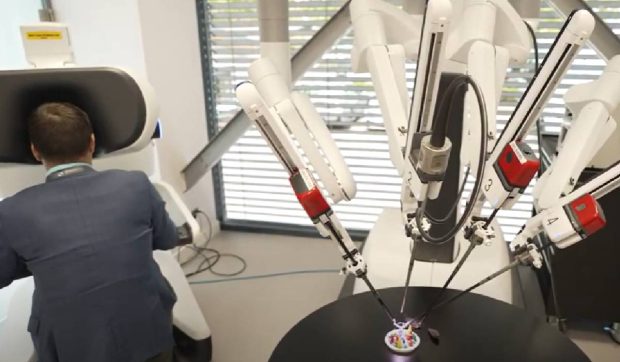 Da Vinci Xi 5, robotul minune al medicinii moderne, a ajuns și în România