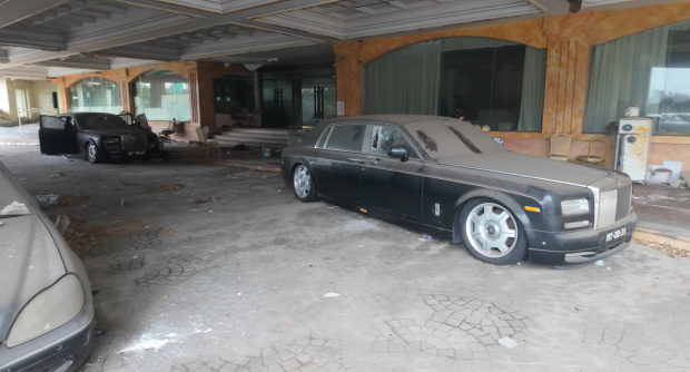 Limuzine Hummer și Rolls Royce-uri abandonate în fostul hotel de lux al unui infractor, descoperite de doi vloggeri