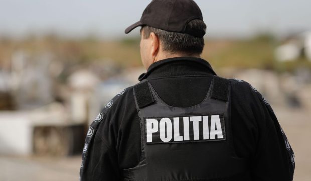 Doi români au furat electronice de 40.000 de euro în Franța. Unul dintre ei, săltat de mascați în Buziaș și dus la audieri
