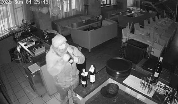 Un șofer român de tuk-tuk a furat vin fin și șampanie de 31.000 de lire sterline, din restaurante de lux: „E de băut, nu?!”