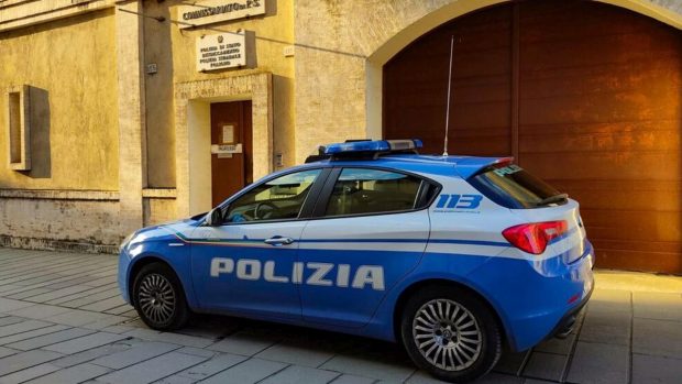 Un român din Italia și-a bătut cu sălbăticie vecinul, din cauza unui câine agresiv