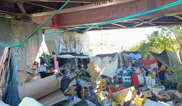 Un român trăiește de doi ani sub un pod din Firenze, după 25 de ani în Italia, pentru că nu mai are încredere în oameni